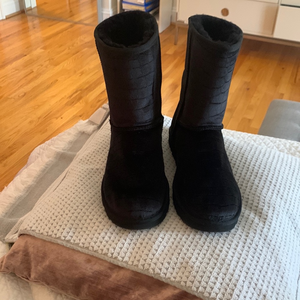 Classic Ugg short boots, velvet black